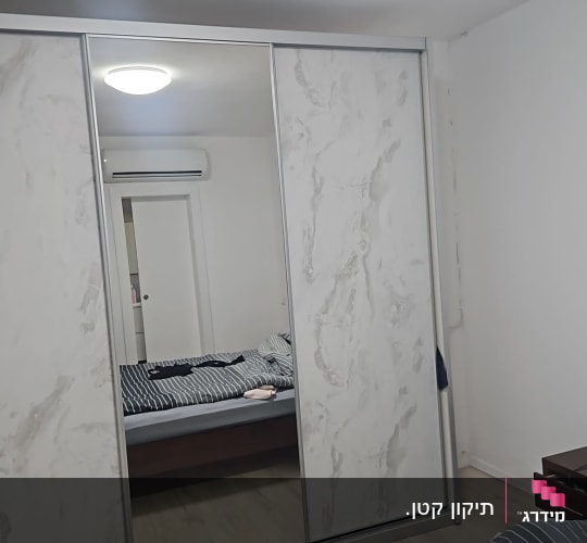 ארון הזזה שלוש דלתות עם מראה שהורכב בחדר שינה